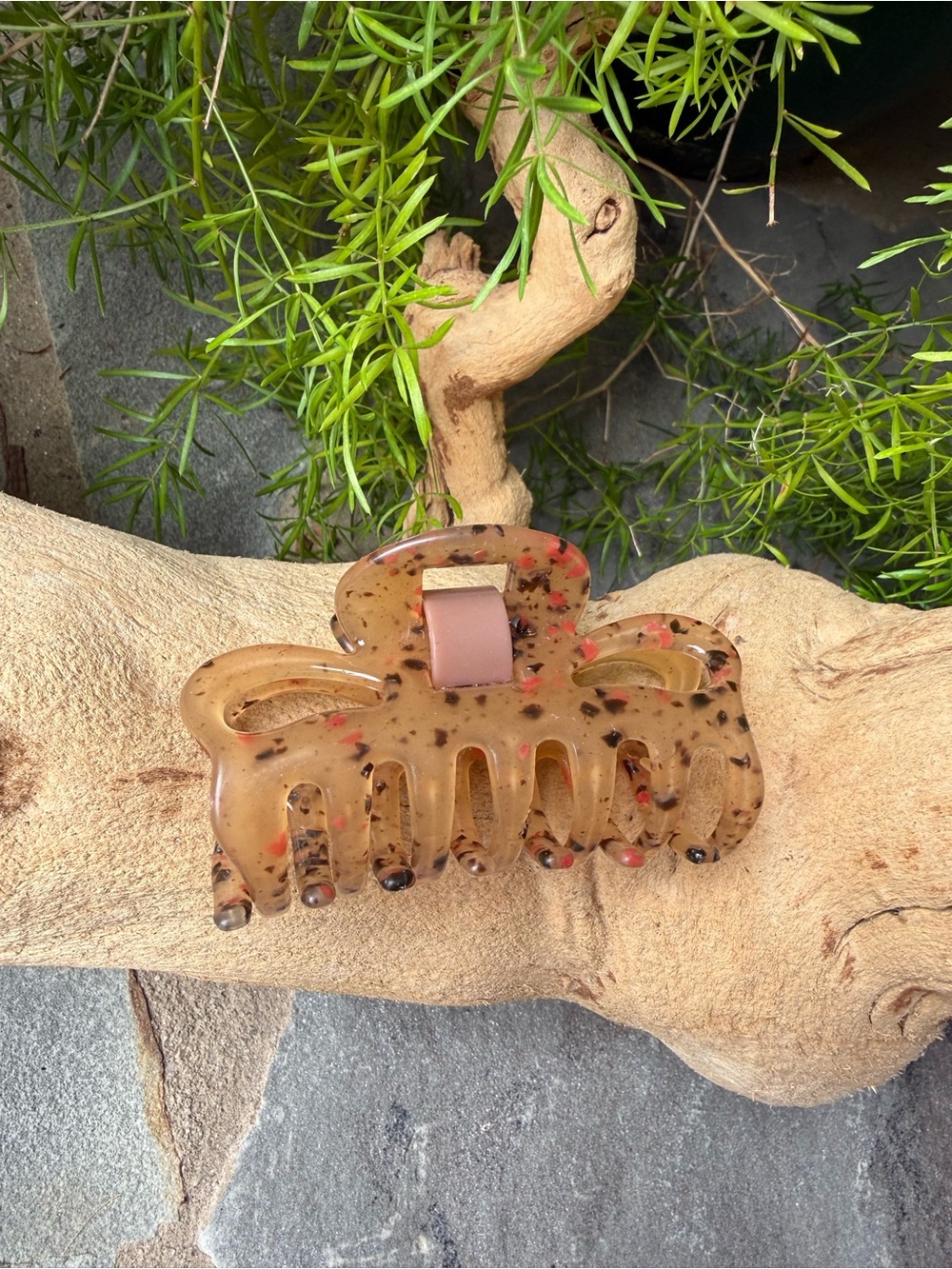 New🌟Anthropologie-Speckled Tan Resin Hair Claw with Mauve Accent